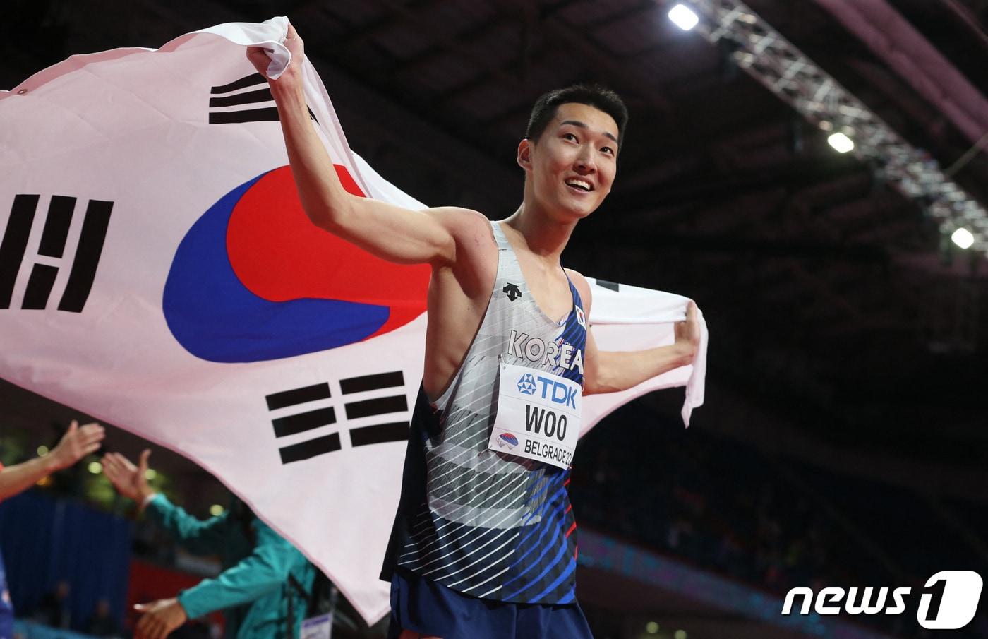 본문 이미지 - 높이뛰기 간판 우상혁이 대한민국 육상의 새 역사를 썼다. 우상혁은 지난해 세르비아 베오그라드의 스타크 아레나에서 열린 2022 세계실내육상선수권대회 남자 높이뛰기에서 2m34를 넘어 금메달을 차지했다. ⓒ 로이터=뉴스1 