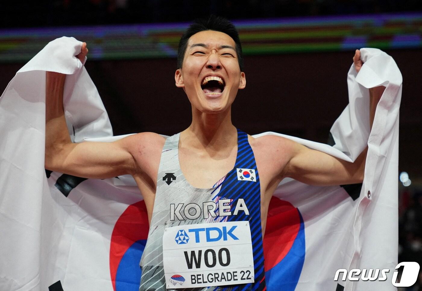 본문 이미지 - 높이뛰기 간판 우상혁(26·국군체육부대)이 대한민국 육상의 새 역사를 썼다. 우상혁은 20일(한국시간) 세르비아 베오그라드의 스타크 아레나에서 열린 2022 세계실내육상선수권대회 남자 높이뛰기에서 2m34를 넘어 금메달을 차지했다. ⓒ 로이터=뉴스1 ⓒ News1 