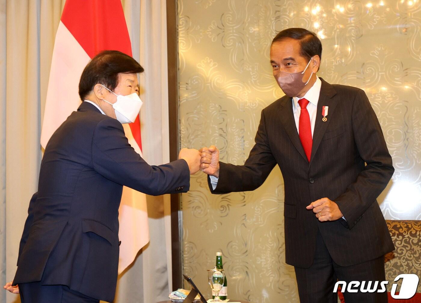 본문 이미지 - 싱가포르·인도네시아·말레이시아를 순방 중인 박병석 국회의장이 20일(현지시각) 인도네시아 발리 인터내셔널 컨벤션 센터에서 조코 위도도 인도네시아 대통령과 면담에 앞서 주먹인사를 나누고 있다. (국회 제공) 2022.3.21/뉴스1