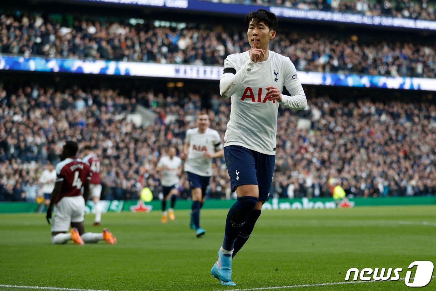 토트넘 홋스퍼의 손흥민이 21일(한국시간) 영국 런던의 토트넘 홋스퍼 스타디움에서 열린 웨스트햄과의 경기에서 득점 후 세리머니를 하고 있다. ⓒ AFP=뉴스1