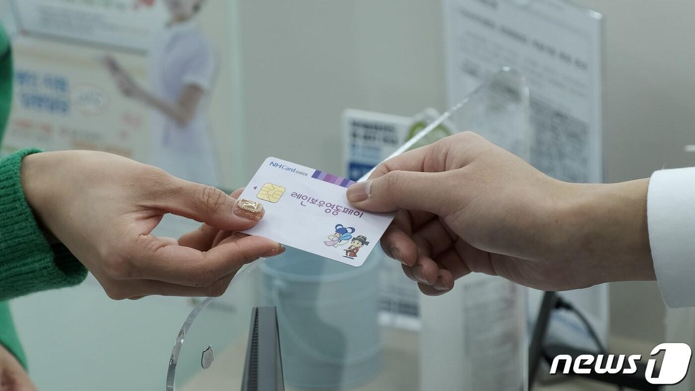 레인보우영동페이 사용 모습. (영동군 제공)ⓒ 뉴스1