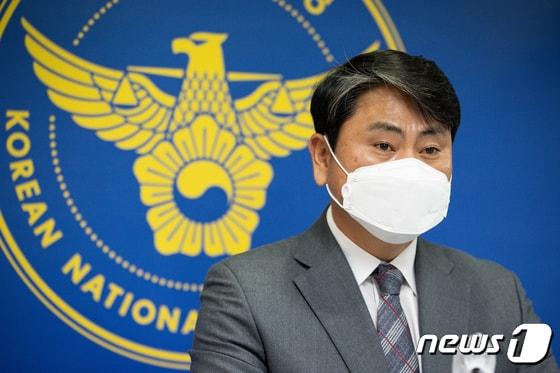 본문 이미지 - 송영호 경찰청 국가수사본부 반부패공공범죄 수사과장(총경)이 3월21일 서울 서대문구 경찰청 기자실에서 부동산 투기사범 정부합동 특별수사본부(특수본) 수사결과를 발표하고 있다.  (사진은 기사와 관련 없음).2022.3.21/뉴스1 ⓒ 뉴스1