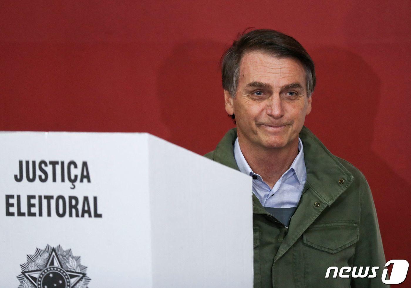 본문 이미지 - 극우 성향의 자이르 보우소나루 브라질 대통령은 오는 10월 재선에 도전하지만, 낙마가 예상된다. 2018. 10. 28. ⓒ AFP=뉴스1 ⓒ News1 최서윤 기자