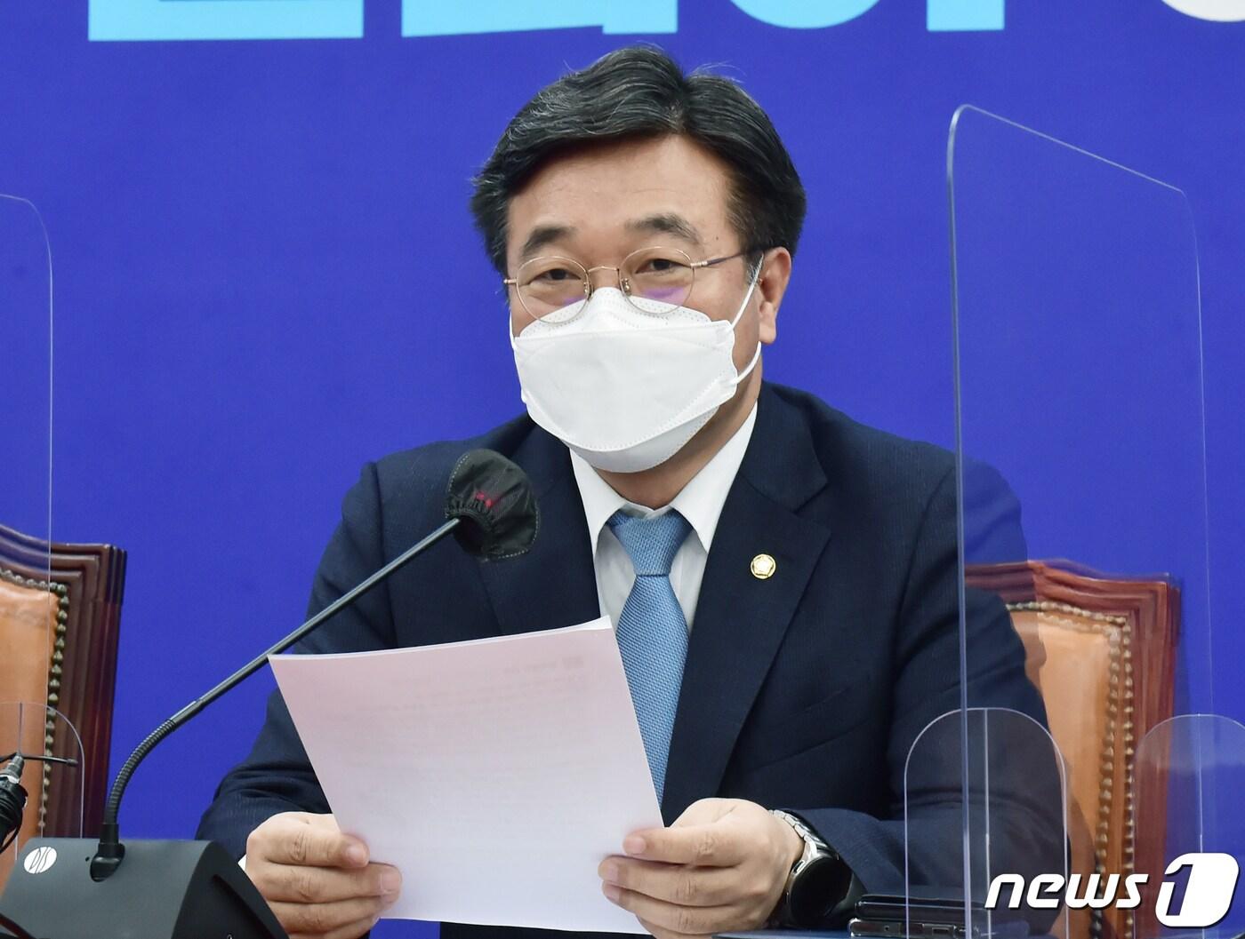 본문 이미지 - 윤호중 더불어민주당 원내대표(공동 비대위원장)가 22일 서울 여의도 국회 본관 202호에서 열린 원내대책회의에 참석, 발언하고 있다. 2022.3.22/뉴스1 ⓒ News1 허경 기자