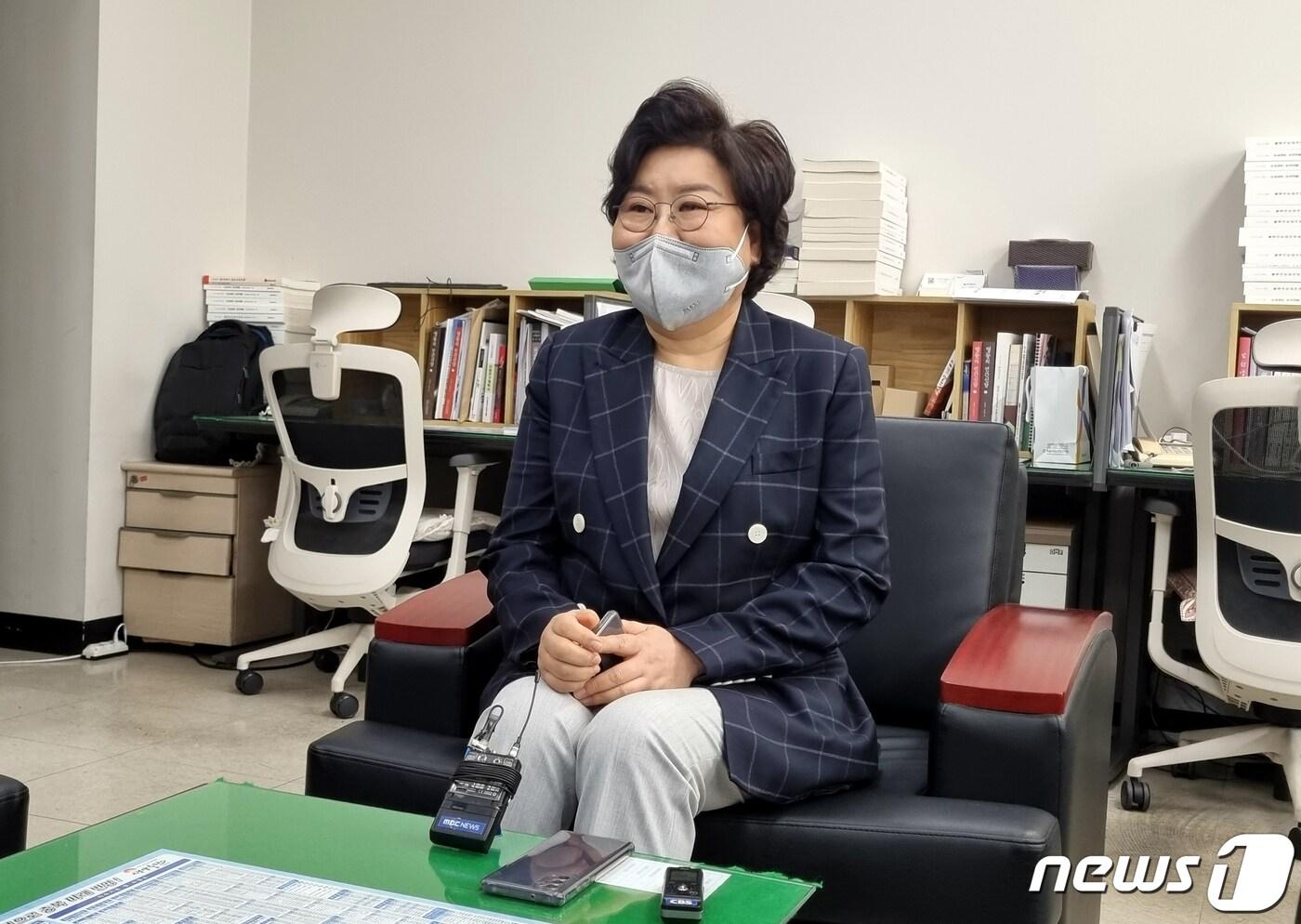 본문 이미지 - 이혜훈 전 의원이 22일 충북도청 기자실에서 충북지사 출마와 관련한 입장을 밝히고 있다. ⓒ 뉴스1