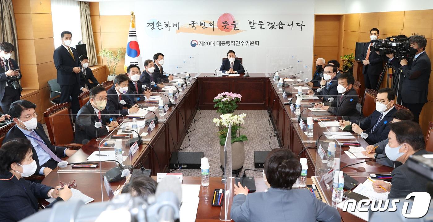 본문 이미지 - 22일 오전 서울 종로구 통의동 인수위에서 윤석열 대통령 당선인이 참석한 가운데 간사단 회의가 열리고 있다. 2022.3.22/뉴스1 ⓒ News1 국회사진취재단