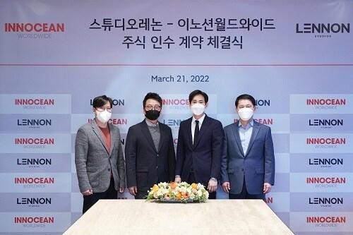 본문 이미지 - 21일 이노션 본사에서 진행된 지분 투자 계약 체결식에서 스튜디오레논 박재영 이사(오른쪽에서 두번째)가 스튜디오레논 정면영 대표, 서채원 대표, 이노션 이용우 대표이사와 기념사진을 촬영하고 있다.ⓒ 뉴스1