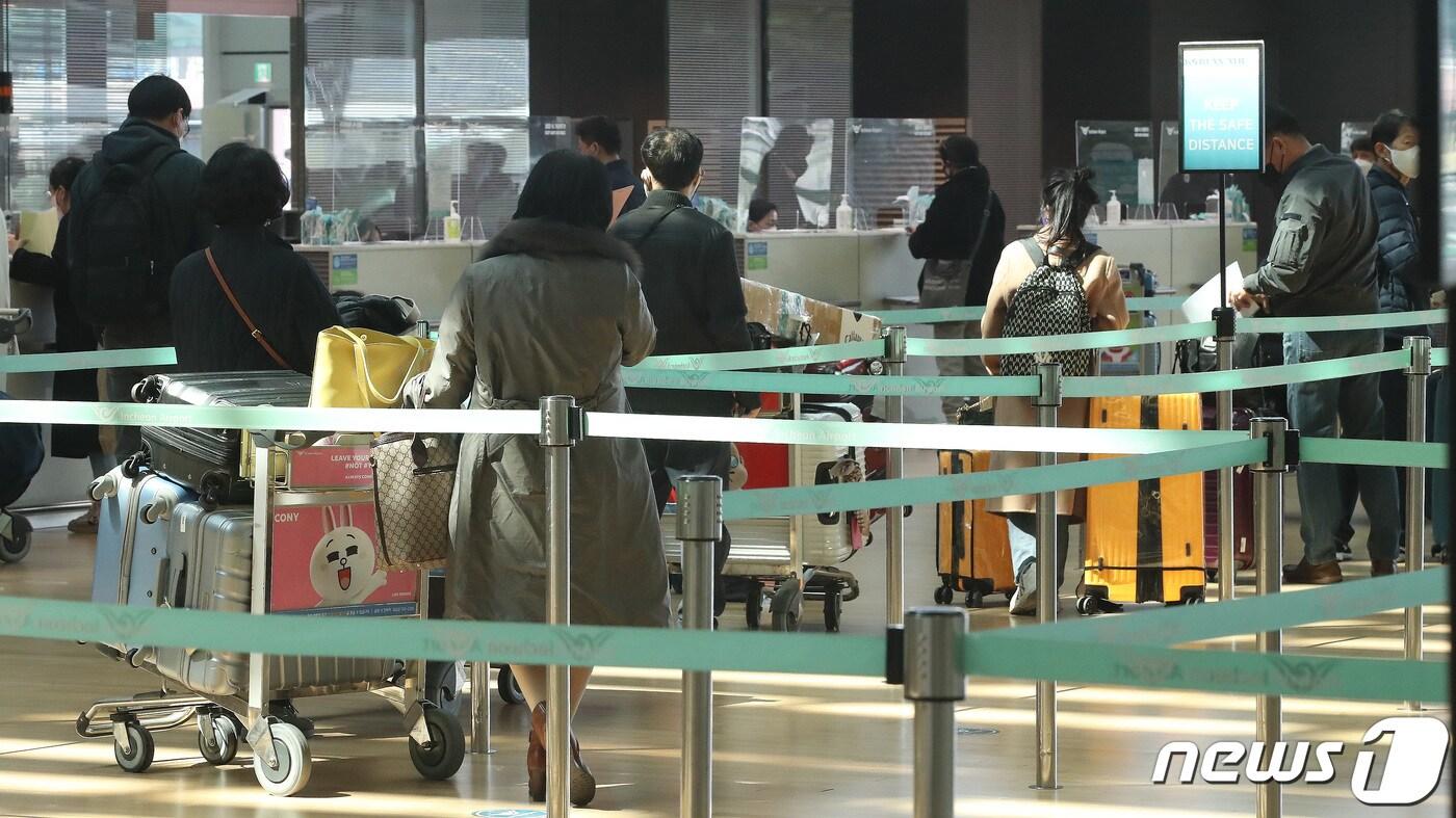 본문 이미지 - 22일 인천국제공항 2터미널에서 여행객들이 출국 준비를 하고 있다. 인터파크투어가 해외 입국자 자가격리 면제 발표가 이루어진 지난 11일부터 17일까지 일주일간 해외항공권 예약 추이를 분석한 결과, 전월 동기간 대비 전체 해외항공권 예약이 234% 상승한 것으로 집계됐다. 격리 면제가 시작된 21일부터는 예약률이 더 높아질 것으로 전망된다. 2022.3.22/뉴스1 ⓒ News1 임세영 기자