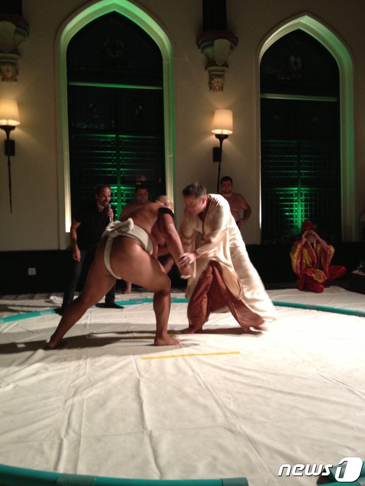 본문 이미지 - 일본 국기인 스모 경기를 하고 있는 일론 머스크 테슬라 최고경영자 (일론 머스크 트위터 제공) ⓒ 뉴스1