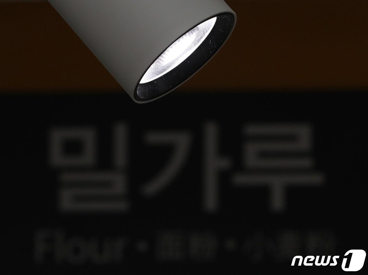 본문 이미지 - 러시아의 우크라이나 침공으로 시작된 전쟁이 장기화되면서 전세계의 밀가루 등 곡물 가격이 급등하고 있다. 주요 곡물 수출국인 양국이 전쟁으로 곡물 생산과 수출이 모두 어려워지고 있기 때문으로 풀이된다. 유엔무역개발회의(UNCTAD)에 따르면 두 국가의 밀 수출량을 합하면 전 세계 물량 대비 27%에 달한다. 2022.3.22/뉴스1 ⓒ News1 이성철 기자