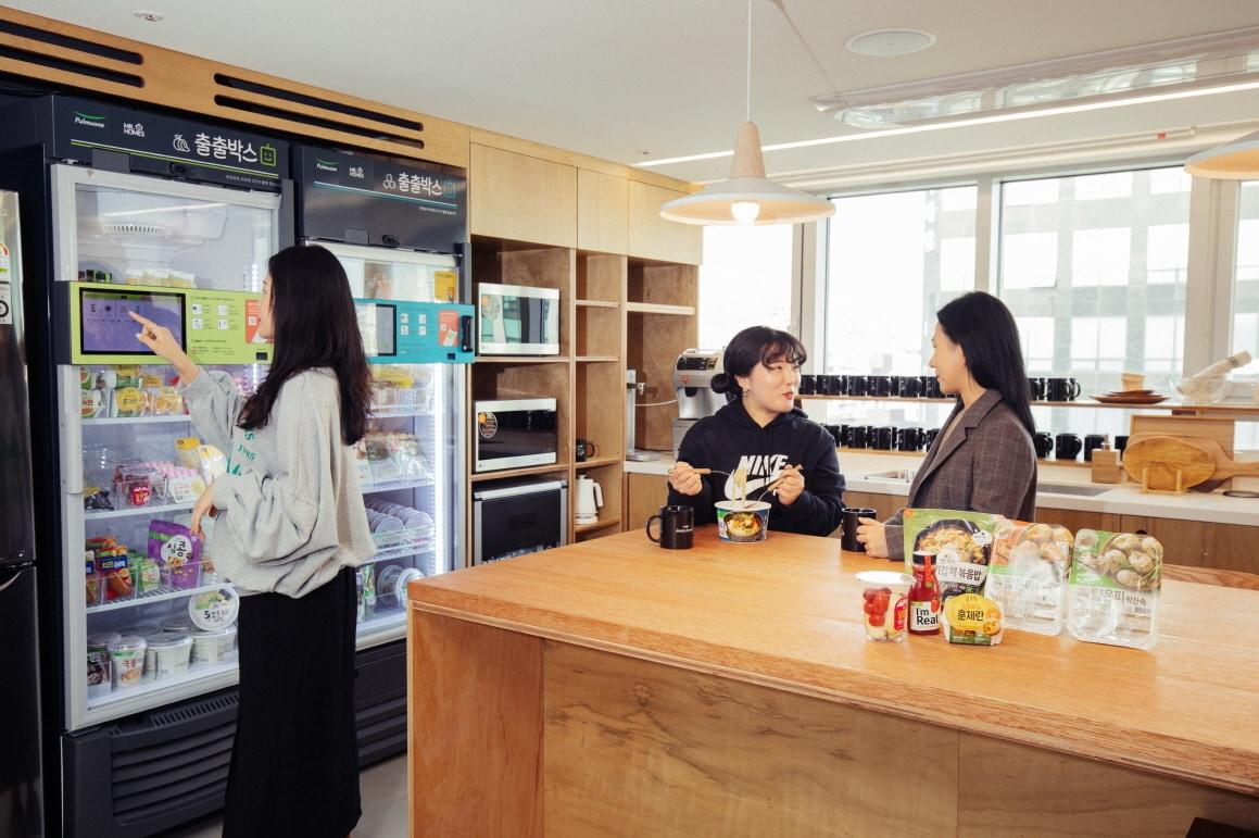 본문 이미지 - 지난 21일 풀무원 본사에서 임직원들이 간편식을 구매하고 자유롭게 이용하고 있다.(풀무원 제공)ⓒ 뉴스1