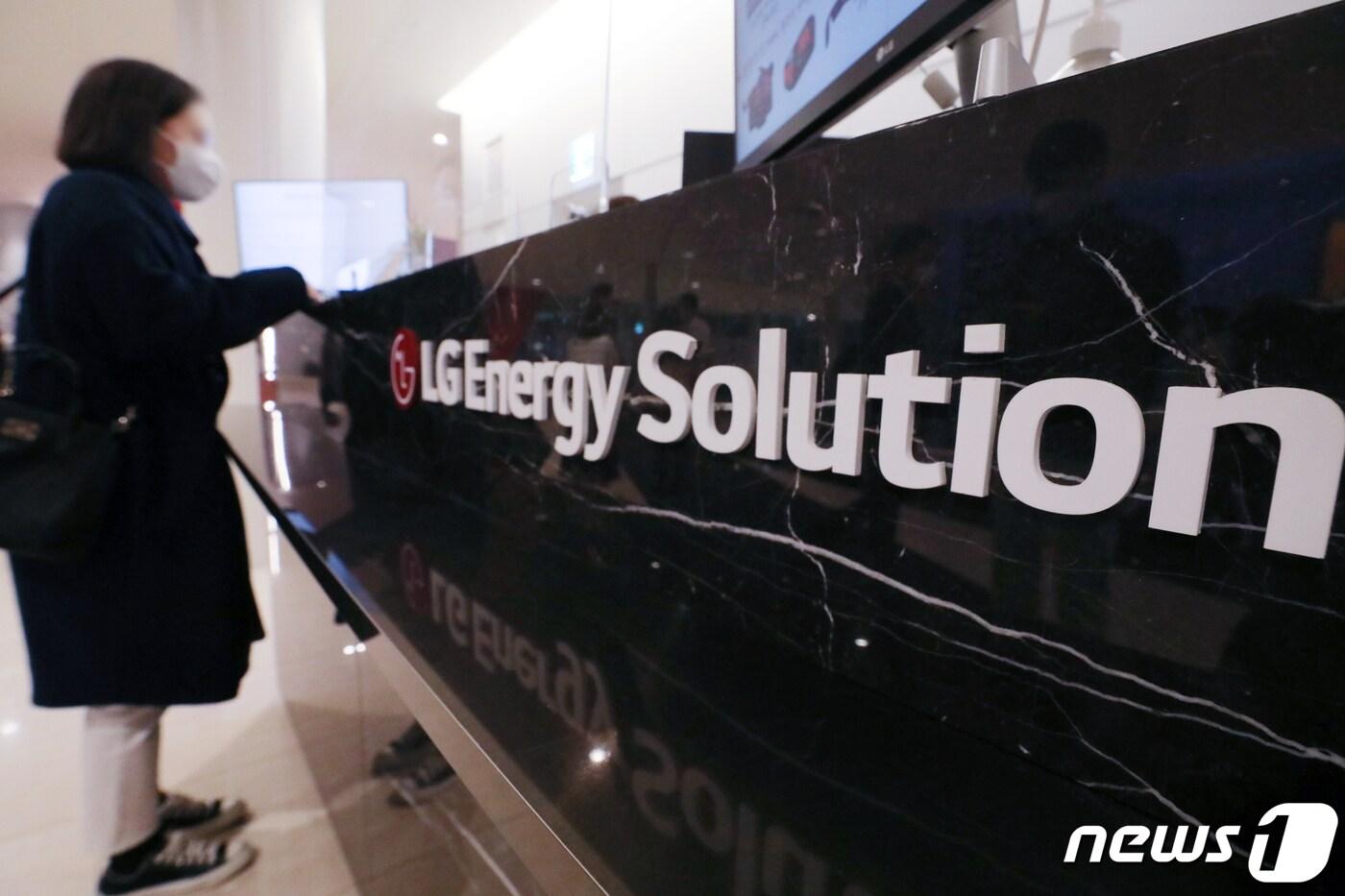 LG에너지솔루션 본사 로비에서 직원들이 오가고 있다. 2022.3.23/뉴스1 ⓒ News1 민경석 기자