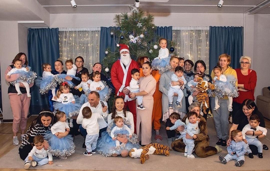 본문 이미지 - 크리스티나 오즈투르크(가운데 아래 흰색 옷), 갈립 부부, 아이들과 보모 단체 사진. (인스타그램 갈무리) ⓒ 뉴스1