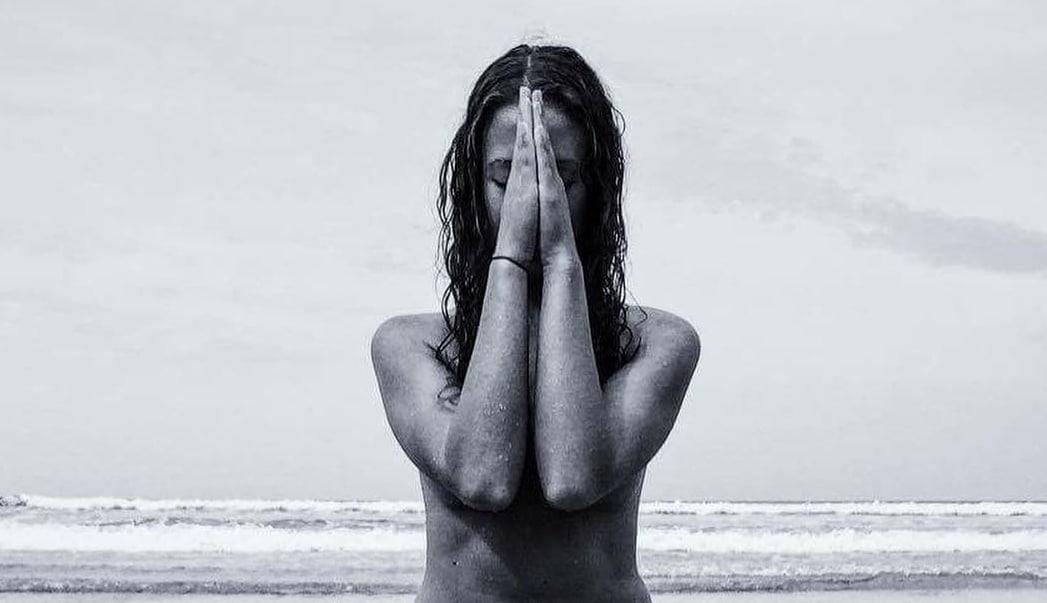 본문 이미지 - 호주에서 '누드 요가 수업'을 진행하는 제사 오브라이언. (인스타그램 갈무리) ⓒ 뉴스1