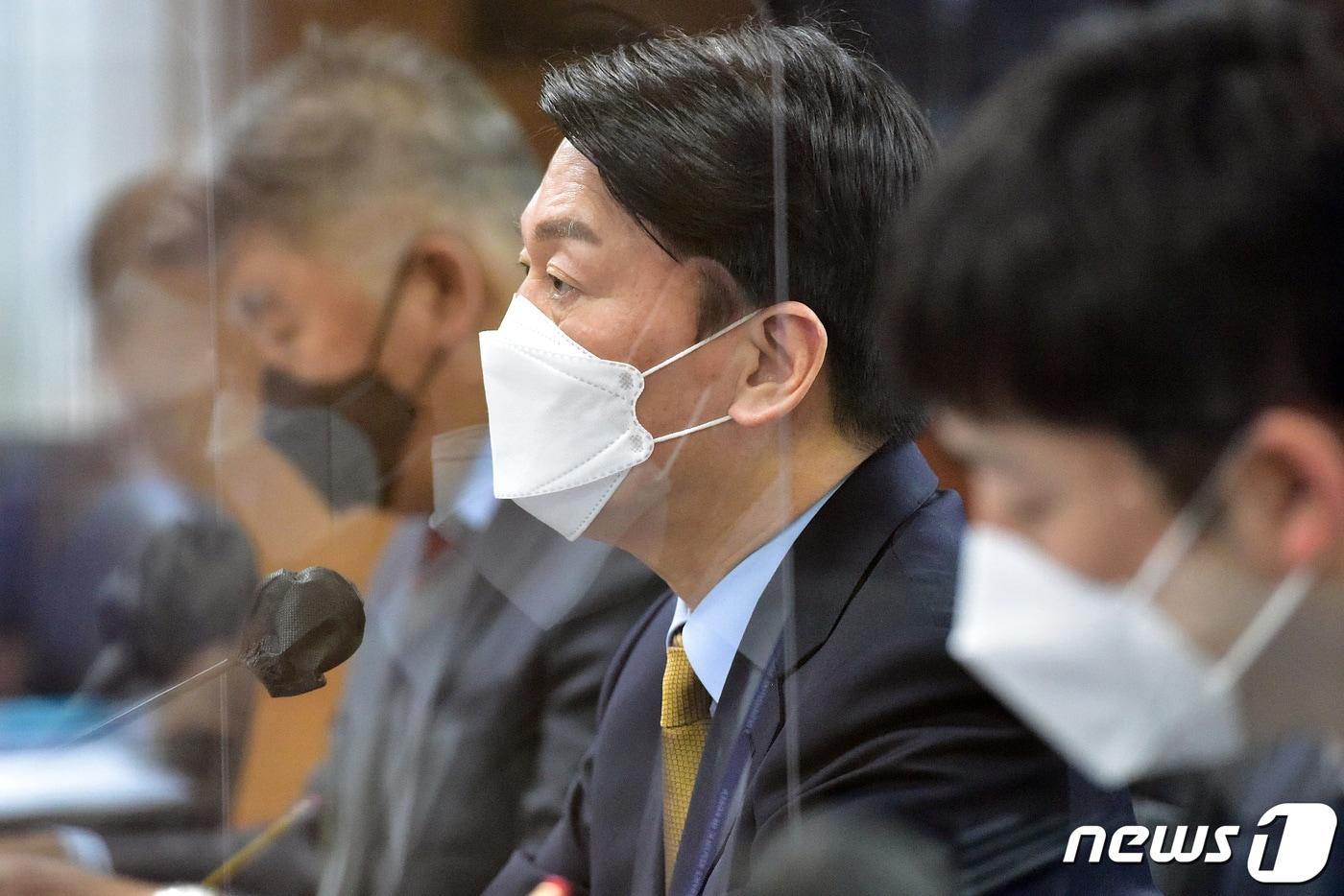 본문 이미지 - 안철수 대통령직인수위원회 위원장이 23일 서울 종로구 통의동 대통령직인수위원회에서 열린 제2차 코로나비상대응특위 회의에서 발언하고 있다. 2022.3.23/뉴스1 ⓒ News1 국회사진취재단