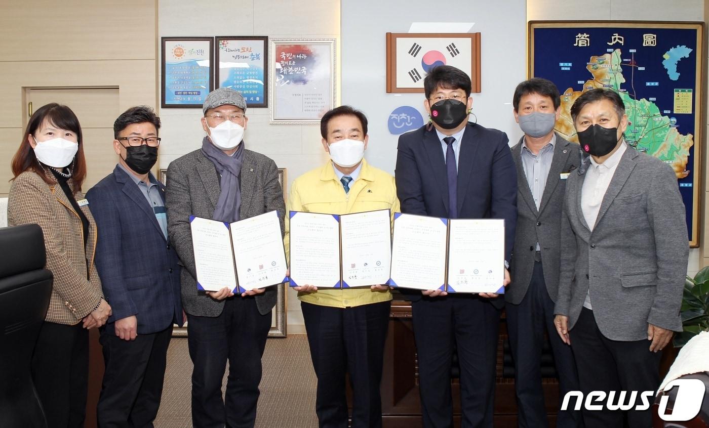 본문 이미지 - 진천군이 건축사회, 우석대학교와 상생 경관 디자인 개발 공동협약을 했다.(진천군 제공)ⓒ 뉴스1