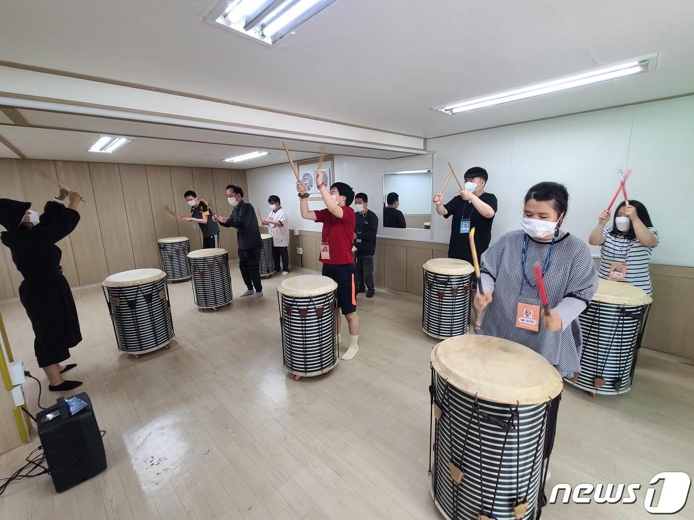 본문 이미지 - 13일 충북 음성군은 장애인 평생학습 사업을 추진한다고 밝혔다.(자료사진)/뉴스1