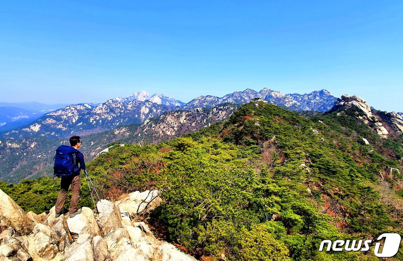 향로봉에서 본 북한산 전경. 앞줄 오른쪽 비봉. 다음줄은 응봉능선. 다음 줄은 의상봉능선과 문수봉, 보현봉. 그 뒤에 백운대와 노적봉이 아스라이 보인다 ⓒ 뉴스1
