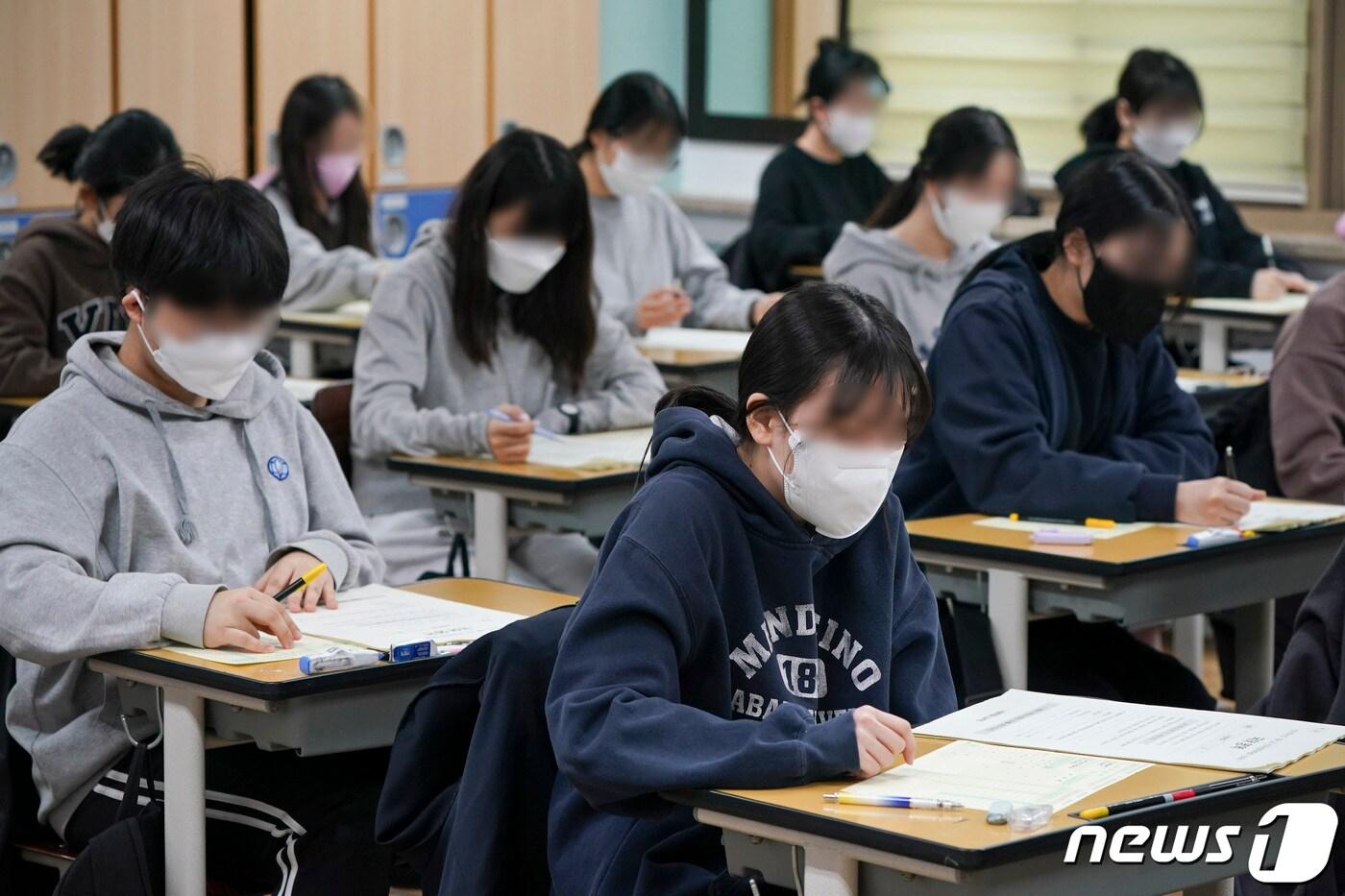 본문 이미지 - 2022학년도 전국연합학력평가가 실시된 지난 3월24일 서울 영등포구 여의도여고에서 고3 학생들이 시험을 보고 있다. /뉴스1 ⓒ News1 사진공동취재단