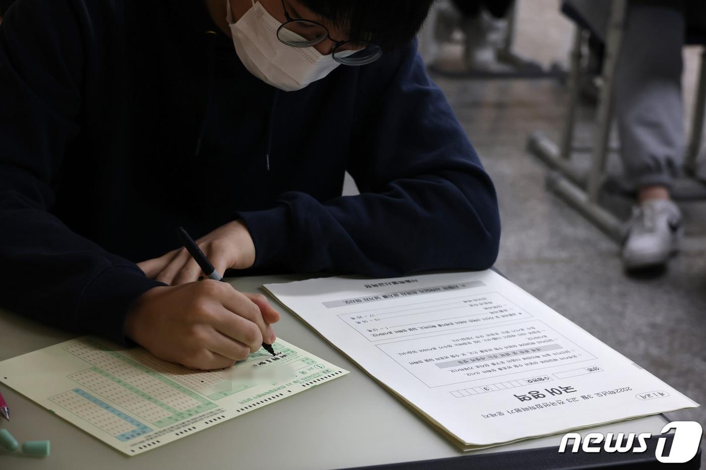 본문 이미지 - 고3 학생이 3월 전국연합학력평가 답안지를 작성하고 있다. /뉴스1 ⓒ News1 사진공동취재단