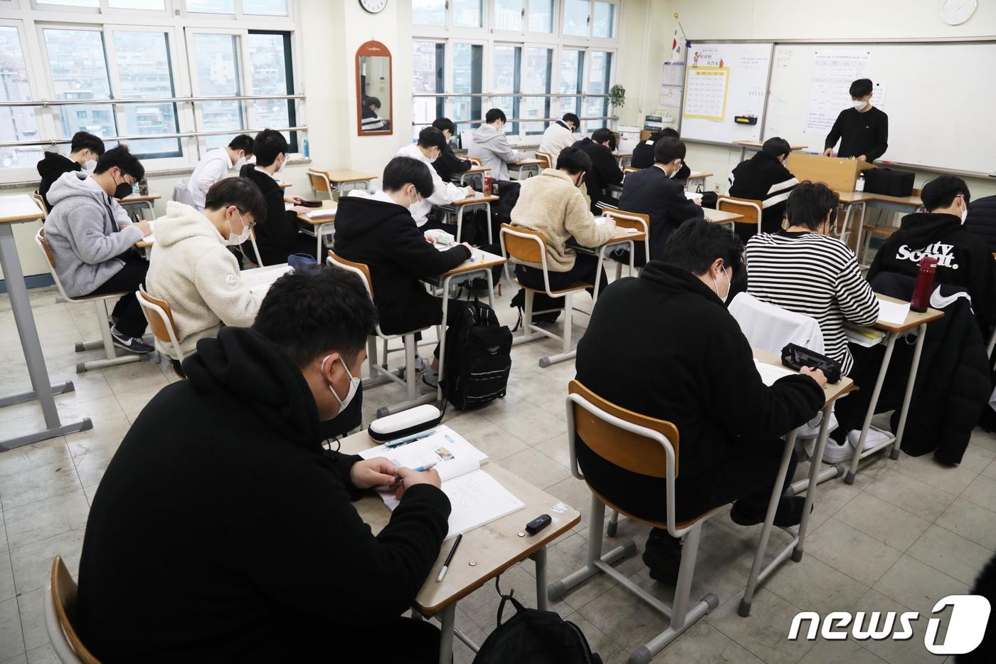 2022학년도 3월 고1·2·3 전국연합학력평가가 실시된 24일 오전 서울 용산구 용산고등학교 3학년 교실에서 학생들이 시험 전 마지막 점검을 하고 있다. 2022.3.24/뉴스1 ⓒ News1 사진공동취재단