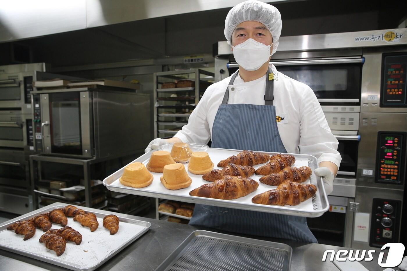 조광현 대표가 크로와상과 중절모 빵을 보이고 있다. (옥천군 제공)ⓒ 뉴스1