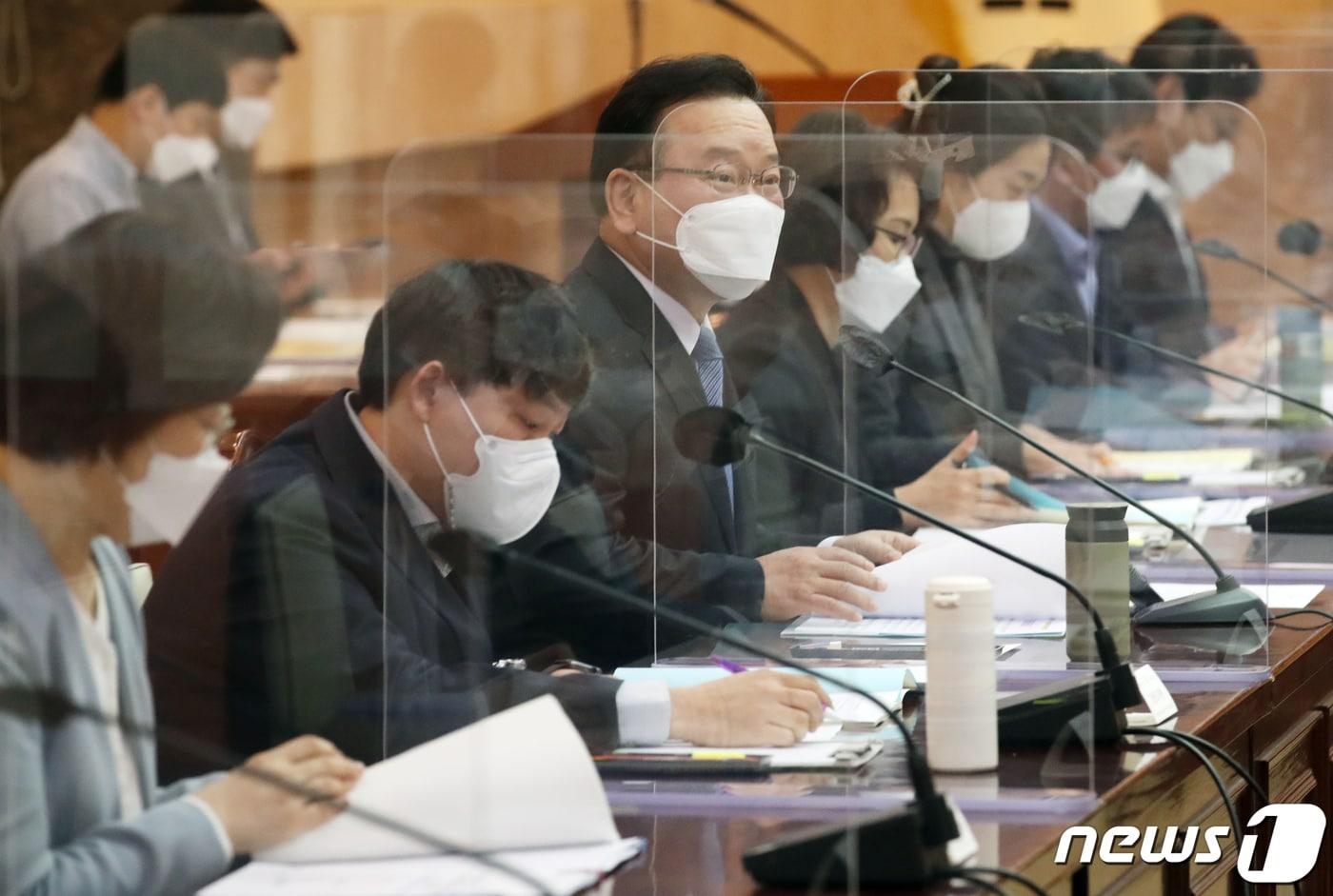 본문 이미지 - 김부겸 국무총리가 24일 서울 종로구 정부서울청사에서 열린 제18차 학교폭력대책위원회를 주재하며 발언을 하고 있다. 2022.3.24/뉴스1 ⓒ News1 송원영 기자