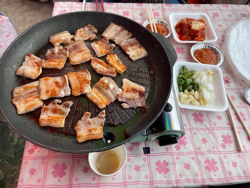 본문 이미지 - A씨가 경남 양산 원동의 한 식당을 방문, 삼겹살 3인분을 주문하자 17조각밖에 안 나왔다고 주장했다. ('보배드림' 갈무리) ⓒ 뉴스1