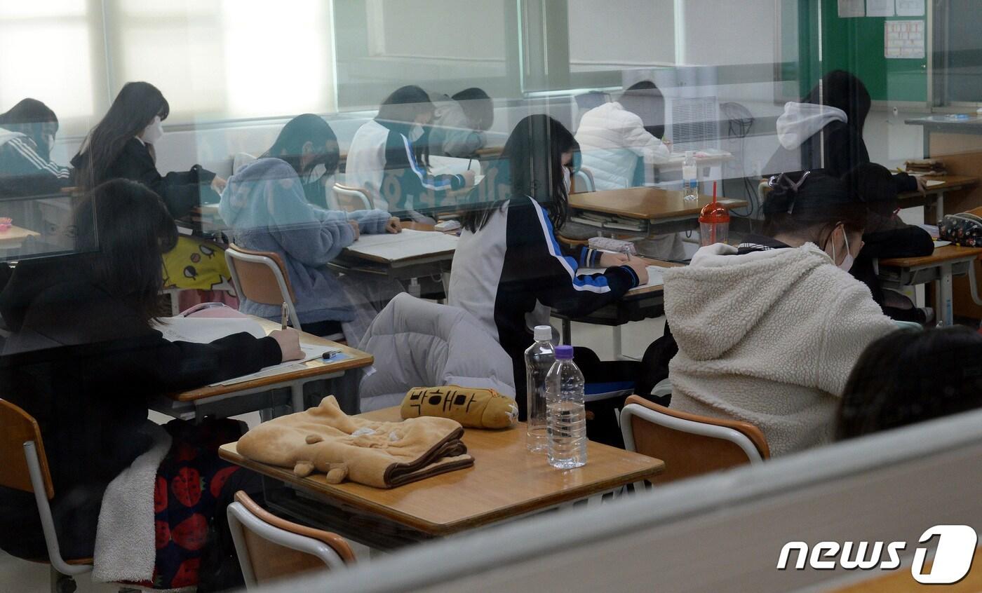 본문 이미지 - 올해 첫 전국연합학력평가가 실시된 지난달 24일 대전 서구 괴정고등학교에서 3학년 학생들이 시험을 치르고 있다. 2022.3.24/뉴스1 ⓒ News1 김기태 기자