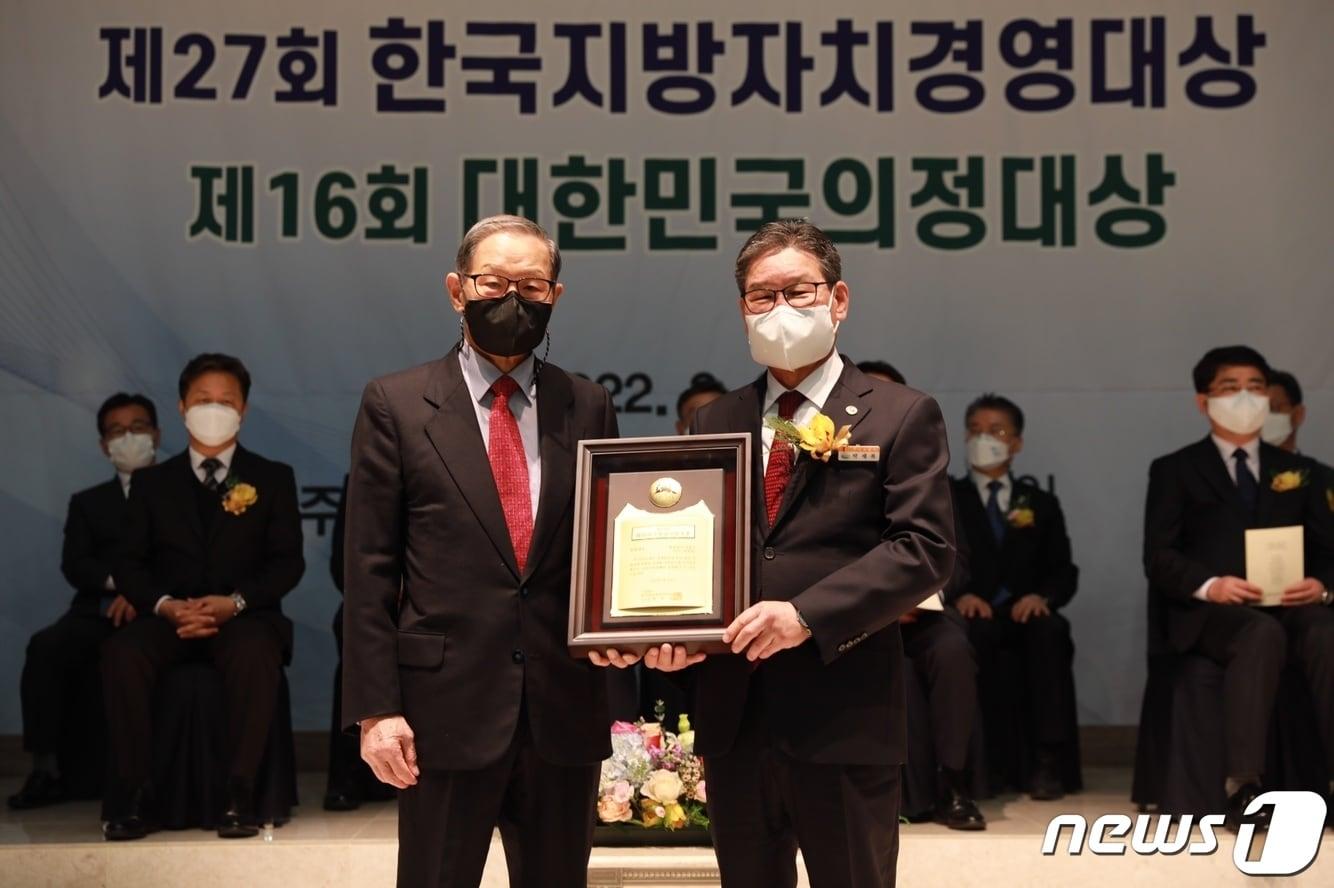 본문 이미지 - 박세복 영동군수(오른쪽)가 수상 후 박우서 한국공공자치연구원 이사장과 기념촬영을 하고 있다.(영동군 제공)ⓒ 뉴스1