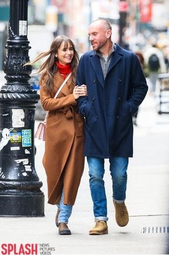 본문 이미지 - 릴리 콜린스(왼)와 그의 남편 찰리 맥도월, 사진제공=Splash News ⓒ 뉴스1