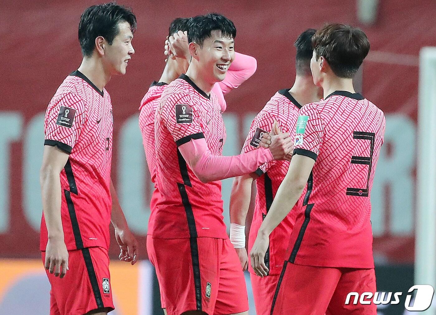 본문 이미지 - 손흥민이 24일 오후 서울 마포구 서울월드컵경기장에서 열린 2022 국제축구연맹(FIFA) 카타르 월드컵 아시아 최종예선 9차전 대한민국과 이란과의 경기, 2대0 승리를 거둔 후 김진수와 기쁨을 나누고 있다. 2022.3.24/뉴스1 ⓒ News1 김진환 기자