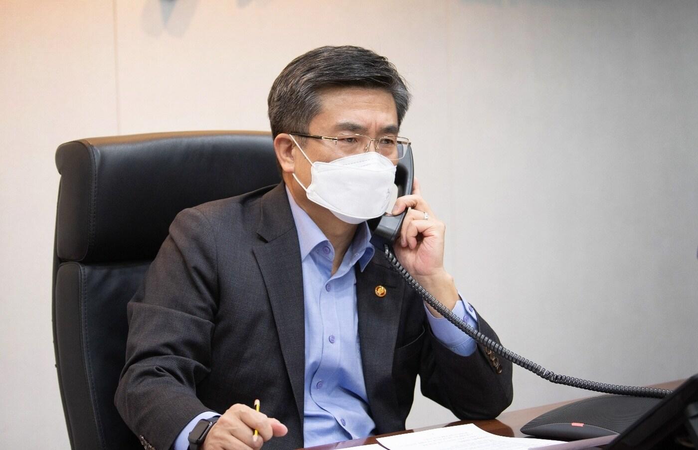 본문 이미지 - 서욱 국방부 장관이 24일 로이드 오스틴 미국 국방부 장관과 전화통화를 갖고 북한 ICBM 발사와 관련한 논의를 하고 있다.(국방부 제공)ⓒ 뉴스1
