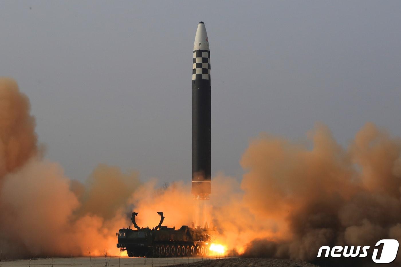 본문 이미지 - (평양 노동신문=뉴스1) = 북한이  24일 신형 대륙간탄도미사일(ICBM) '화성-17형'을 시험발사했다. [국내에서만 사용가능. 재배포 금지. DB 금지. For Use Only in the Republic of Korea. Redistribution Prohibited] rodongphoto@news1.kr