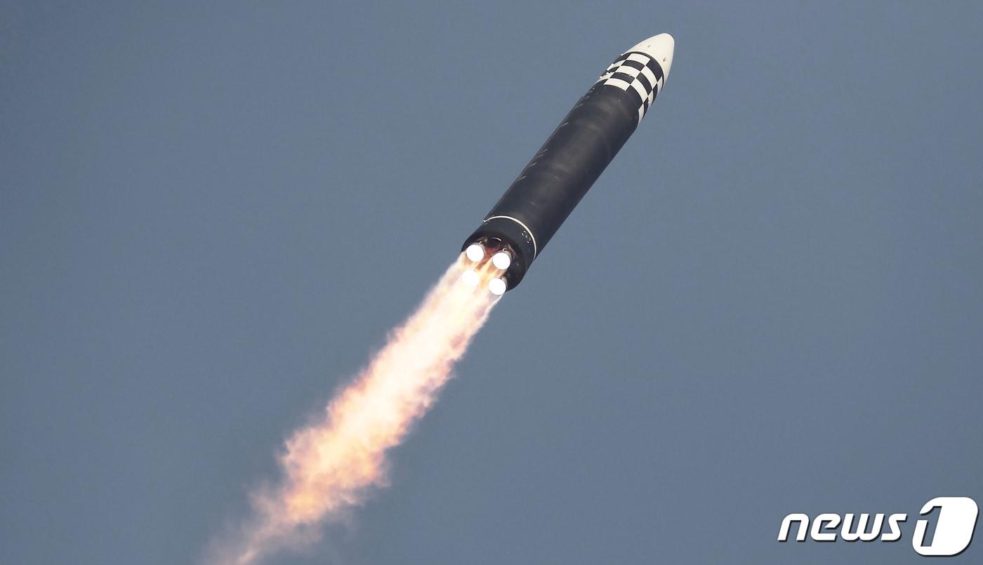 (평양 노동신문=뉴스1) = 북한의 신형 대륙간탄도미사일(ICBM) '화성-17형'. [국내에서만 사용가능. 재배포 금지. DB 금지. For Use Only in the Republic of Korea. Redistribution Prohibited] rodongphoto@news1.kr