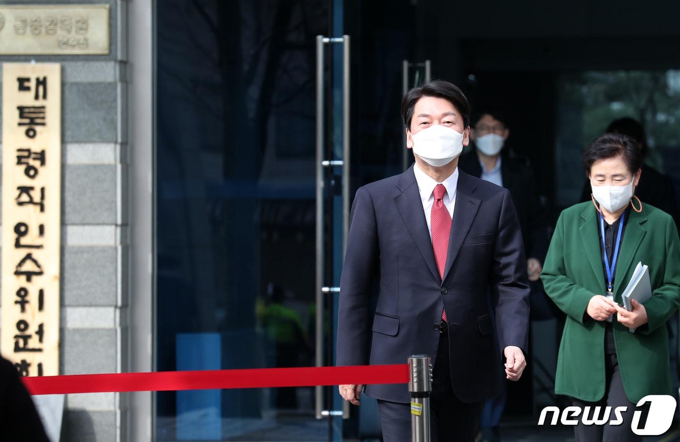 본문 이미지 - 안철수 대통령직인수위원장과 신용현 대변인이 25일 서울 통의동 인수위 사무실 '프레스 다방'을 방문하고 있다. 2022.3.25/뉴스1 ⓒ News1 오대일 기자