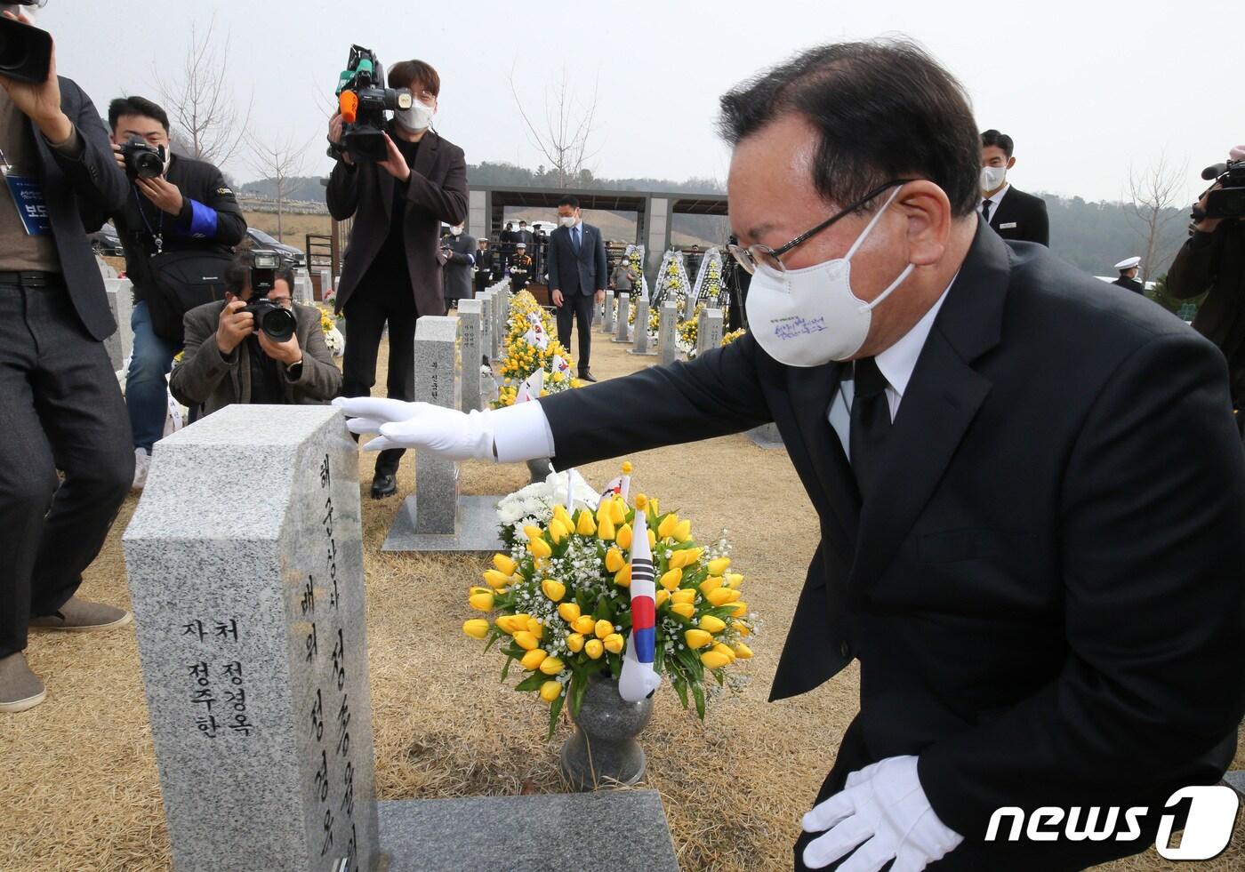 본문 이미지 - 김부겸 국무총리가 25일 대전 유성구 국립대전현충원에서 열린 제7회 서해수호의 날 기념식에 앞서 천안함 46용사 묘역에 참배한 뒤 묘비를 어루만지고 있다. 2022.3.25/뉴스1 ⓒ News1 김기태 기자