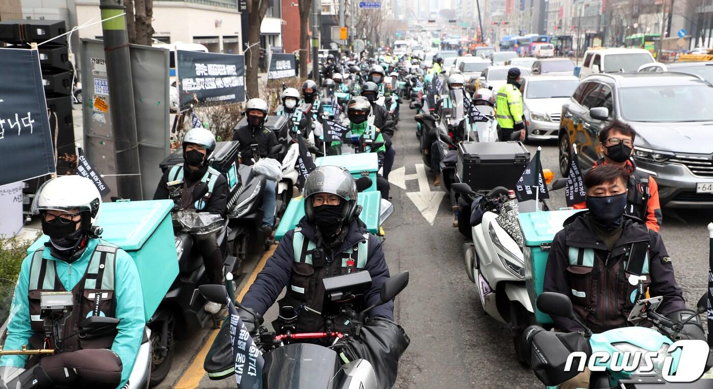 지난 3월 25일 서울 신논현역 교보타워 사거리에 배달노동자들이 모여 있다. ⓒ News1 김명섭 기자