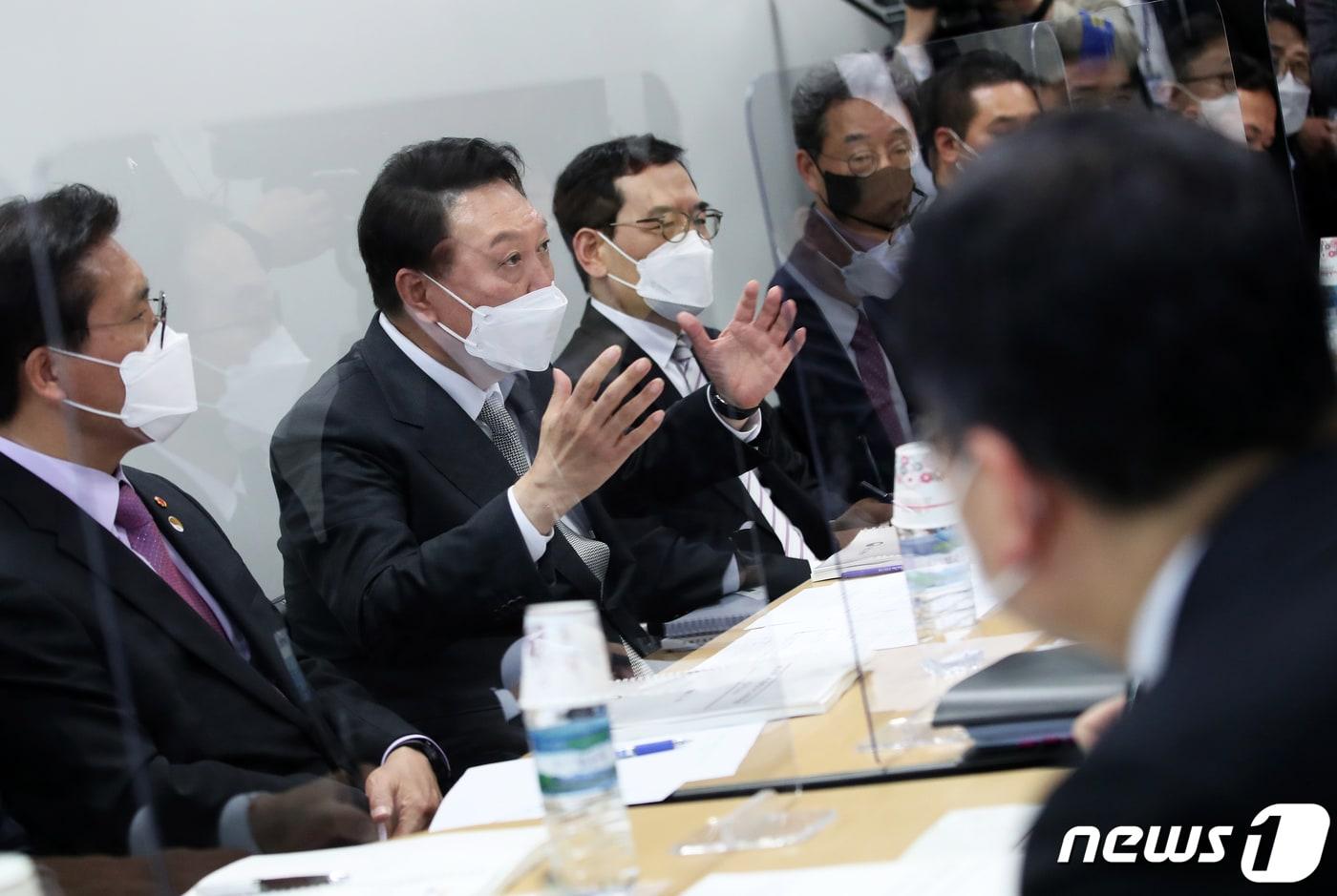 본문 이미지 - 윤석열 대통령 당선인이 25일 오후 서울 종로구 통의동 대통령직인수위원회에서 열린 경제2분과 국토교통부 업무보고 현장을 찾아 인사말을 하고 있다. 2022.3.25/뉴스1 ⓒ News1 오대일 기자