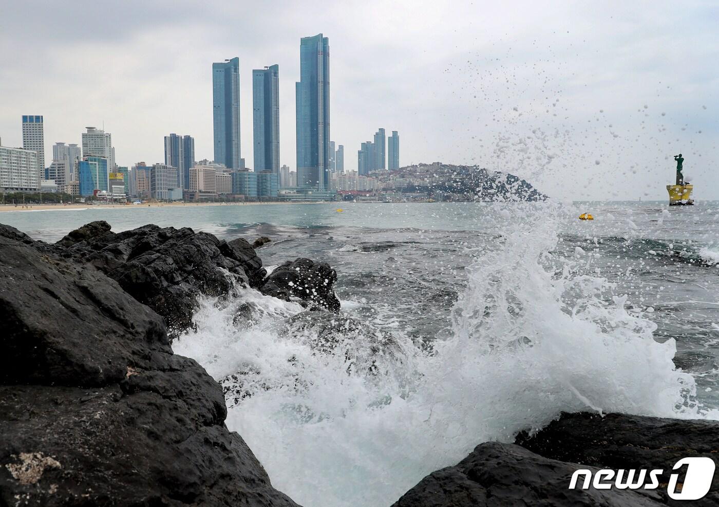 본문 이미지 - 부산 해운대구 해운대해수욕장에 먹구름이 드리우고 있는 모습.(사진은 기사 내용과 무관함)ⓒ News1 김영훈 기자