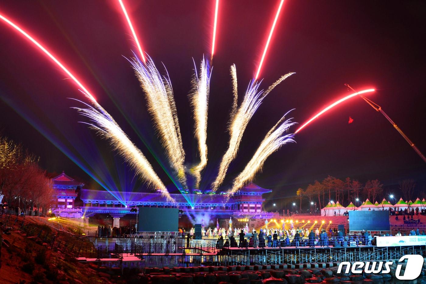 2022년 3월 경북 경주시 월정교에서 열린 2022 동아시아문화도시 경주 개막행사 불꾳 쇼 모습.&#40;뉴스1 자료 및 재판매 및 DB금지&#41; ⓒ News1 최창호 기자