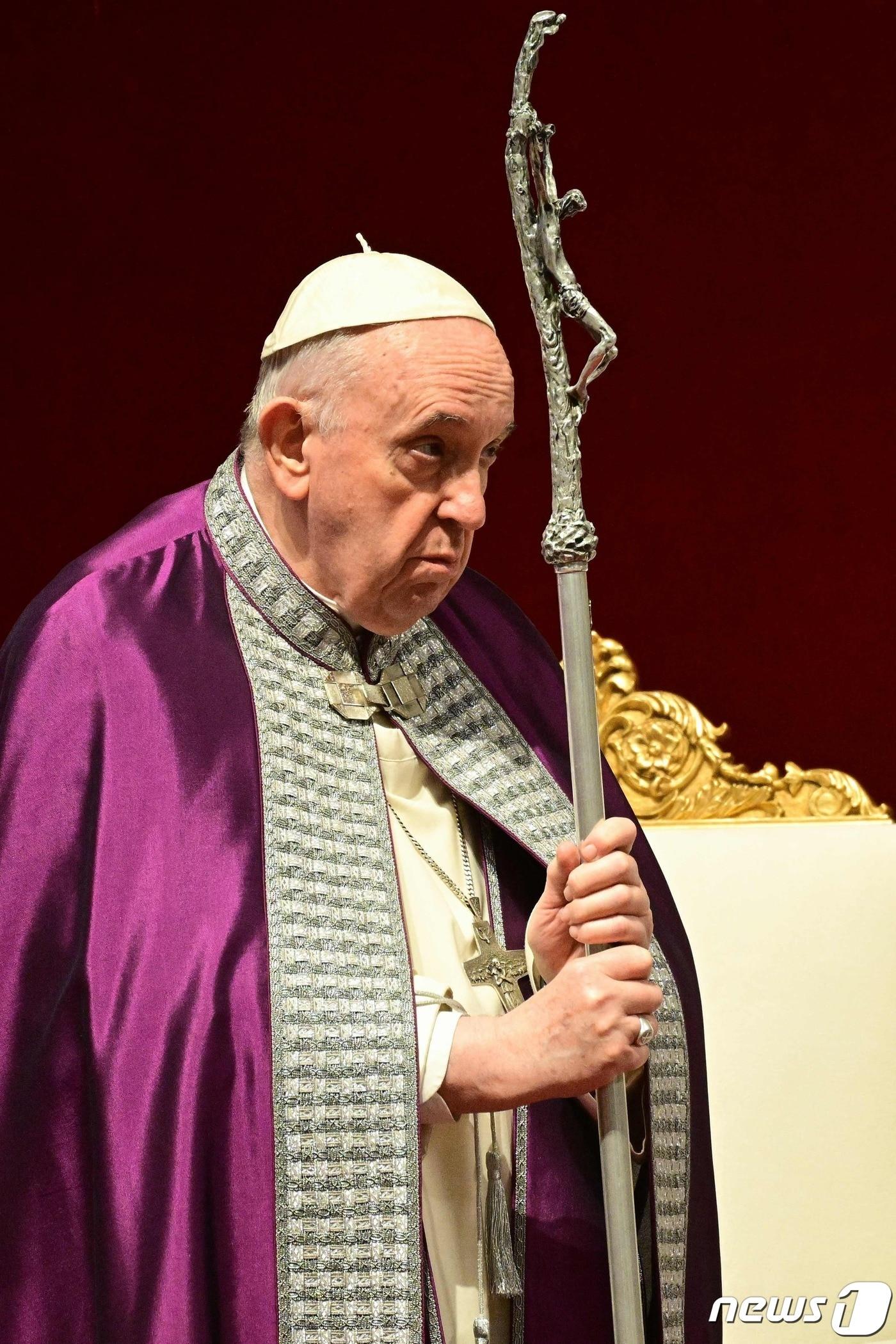 본문 이미지 - 프란치스코 교황이 25일(현지시간) 바티칸 성베드로 대성전에서 우크라이나와 러시아를 위한 특별 기도서 "우리는 지난 세기 두 차례 전쟁에서 수백만 명이 희생된 비극의 교훈을 잊었다＂ 고 지적하고 있다. ⓒ AFP=뉴스1 ⓒ News1 우동명 기자