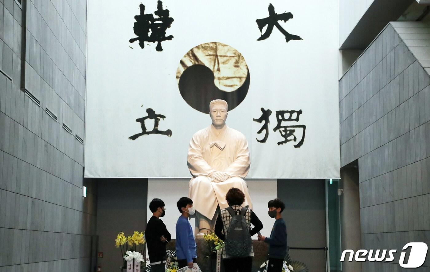 본문 이미지 - 지난 3월 26일 서울 남산 안중근의사기념관에서 순국 112주기를 맞아 견학온 학생들이 참배를 하고 있다. ⓒ News1 김명섭 기자