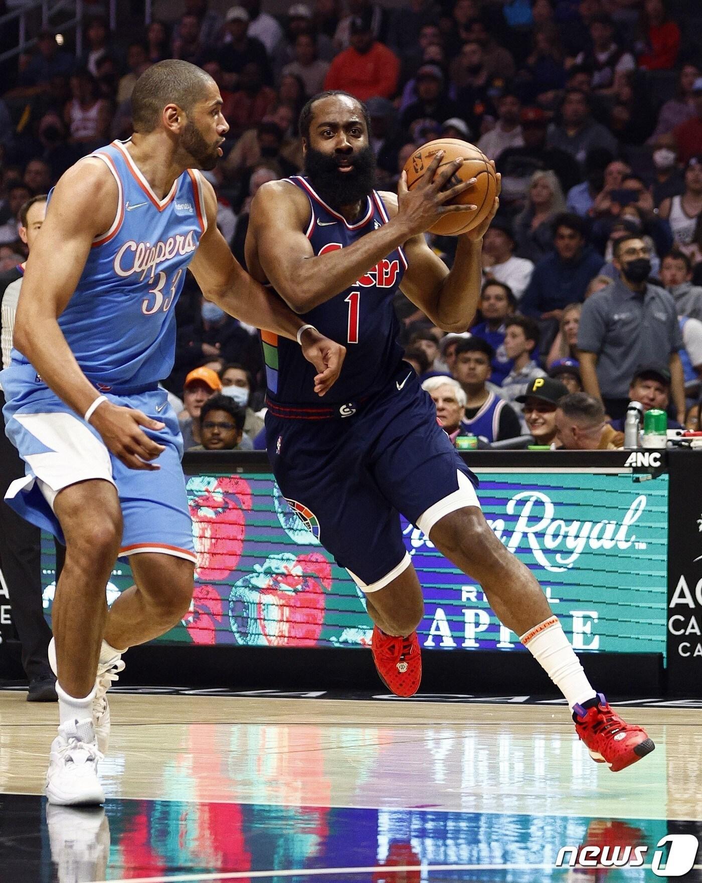 본문 이미지 - 제임스 하든(오른쪽)이 필라델피아 세븐티식서스의 3연승을 이끌었다. ⓒ AFP=뉴스1