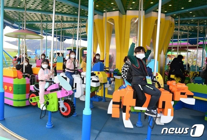 본문 이미지 - 26일 준공식이 열린 춘천 레고랜드 코리아에 초청된 춘천지역 어린이들이 놀이기구 체험을 하고 있다.(레고랜드 코리아 리조트 제공) 2022.3.26/뉴스1