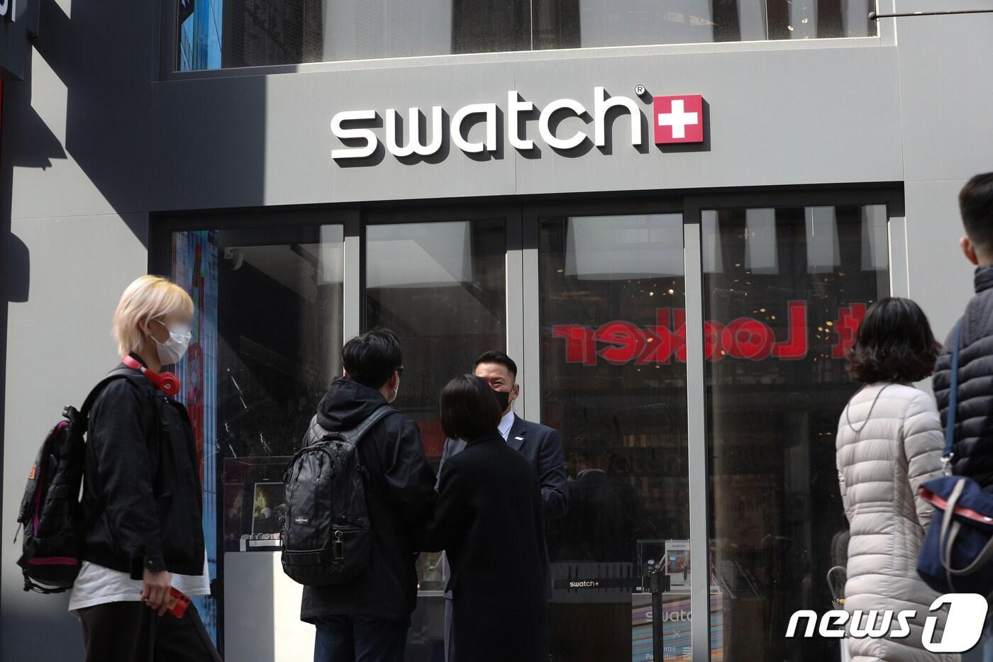 27일 오전 서울 중구 스와치 명동점에서 시민들이 오메가와 스와치의 협업 시계 '문스와치(MoonSwatch)'를 사기 위해 직원에게 문의하고 있다. 2022.3.27/뉴스1 ⓒ News1 신웅수 기자