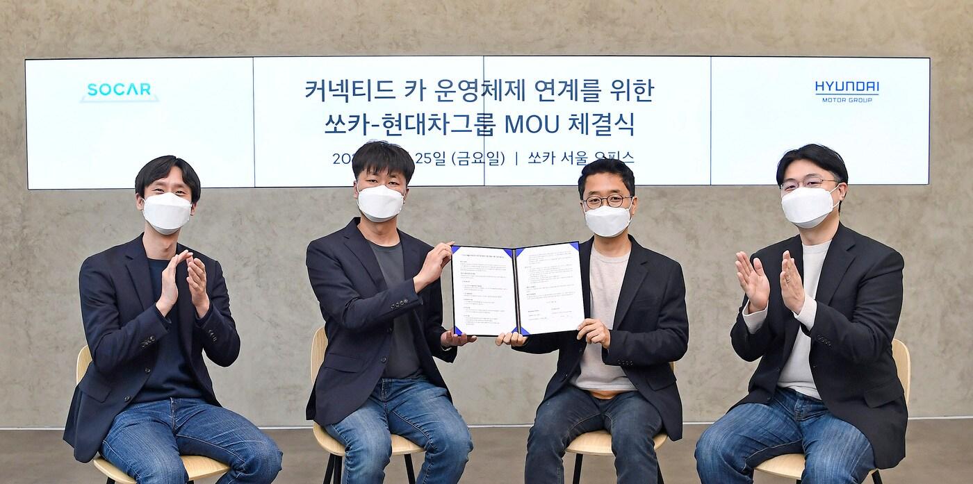 현대차-쏘카 '커넥티드 카 운영체제 연계를 위한 업무 협약'(MOU). 왼쪽부터 박재욱 쏘카 대표이사, 류석문 쏘카 CTO, 권해영 현대차 인포테인먼트개발실장, 추교웅 현대차 인포테인먼트개발센터장.(현대차 제공) ⓒ 뉴스1