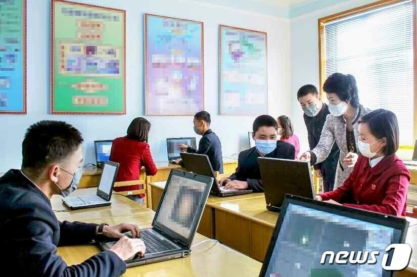 본문 이미지 - (평양 노동신문=뉴스1) = 북한 학교 과외소조. [국내에서만 사용가능. 재배포 금지. DB 금지. For Use Only in the Republic of Korea. Redistribution Prohibited] rodongphoto@news1.kr