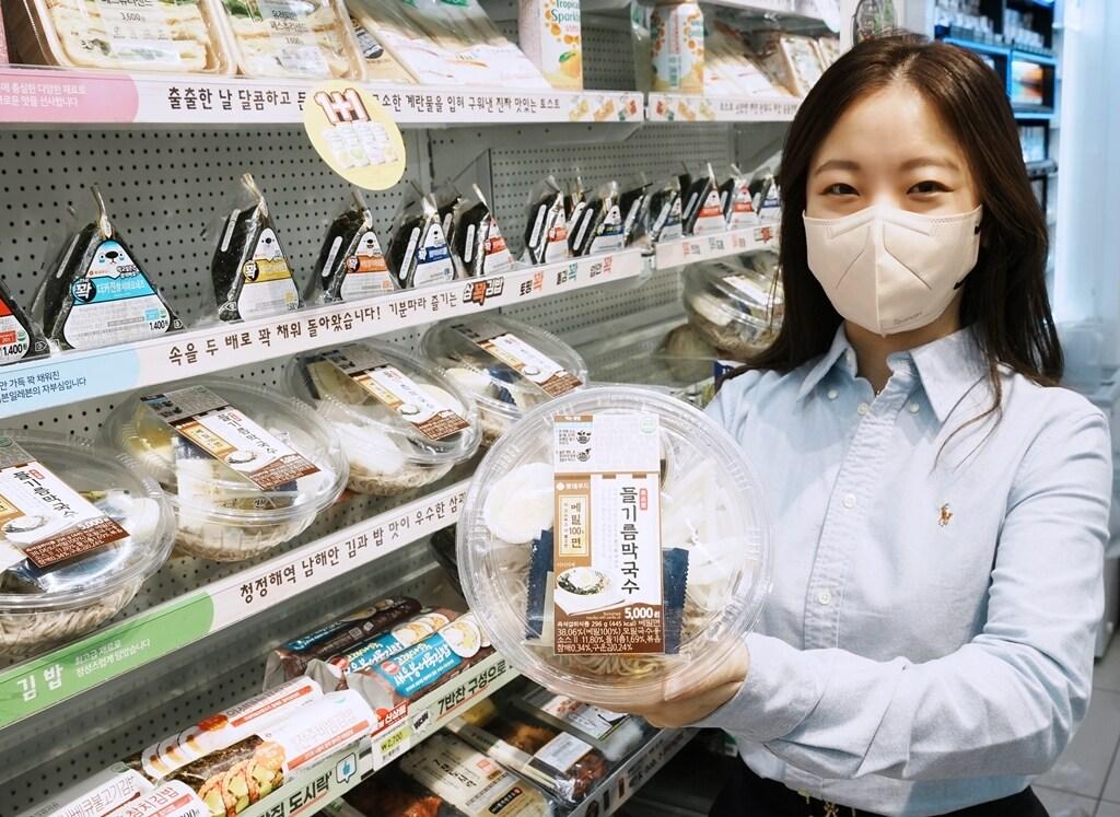 본문 이미지 - 들기름 막국수(세븐일레븐 제공).ⓒ 뉴스1