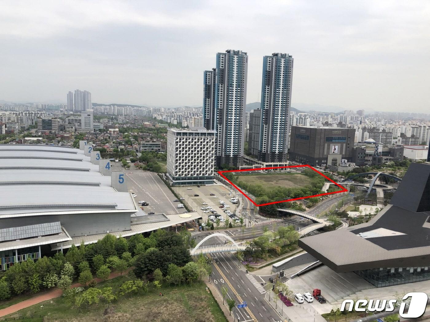 본문 이미지 - 고양시가 법정다툼 끝에 되찾은 킨텍스 지원부지 내 호텔부지(붉은색). 왼쪽은 킨텍스 제1전시장(고양시청 제공) ⓒ 뉴스1